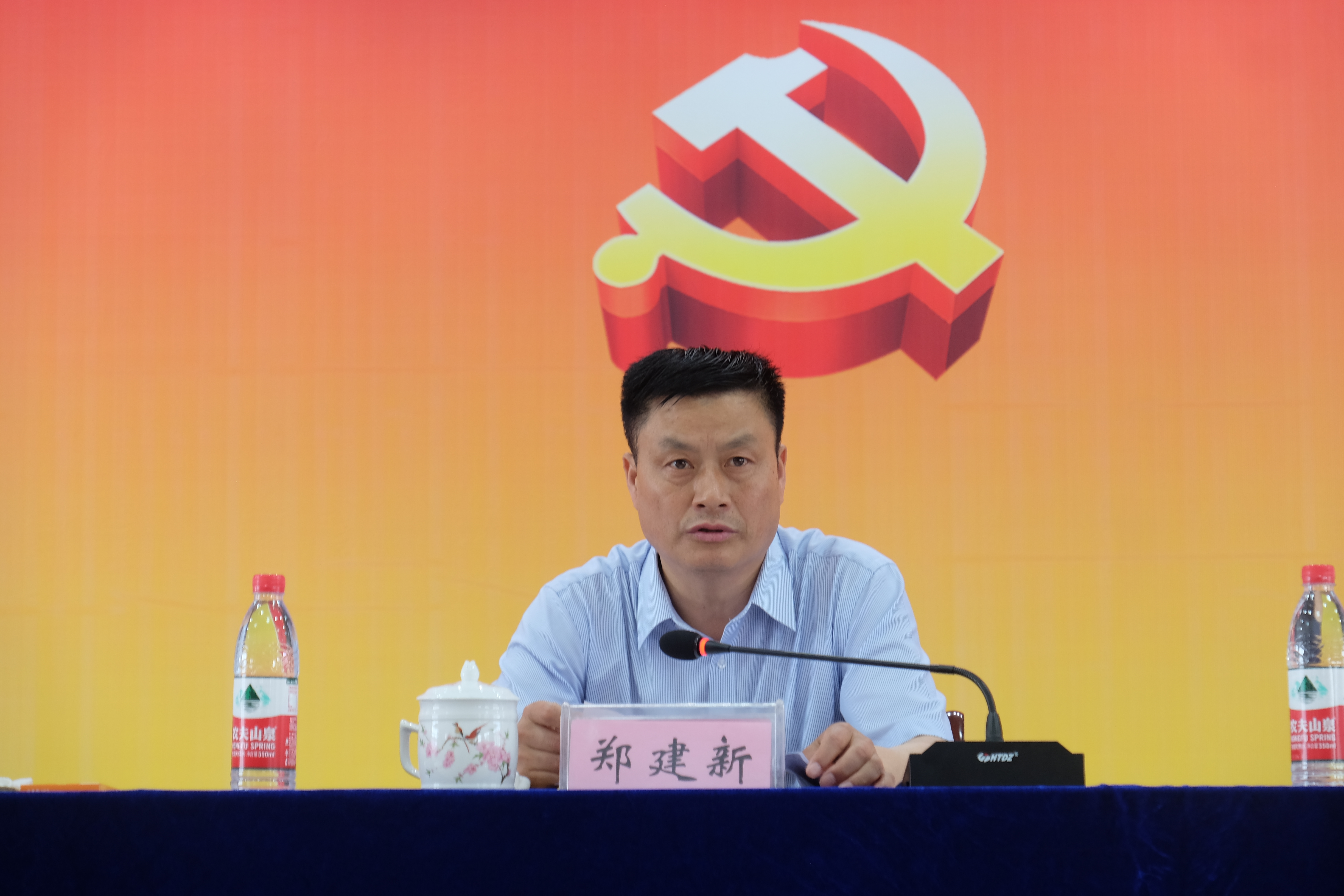 郑书记作工作报告.JPG