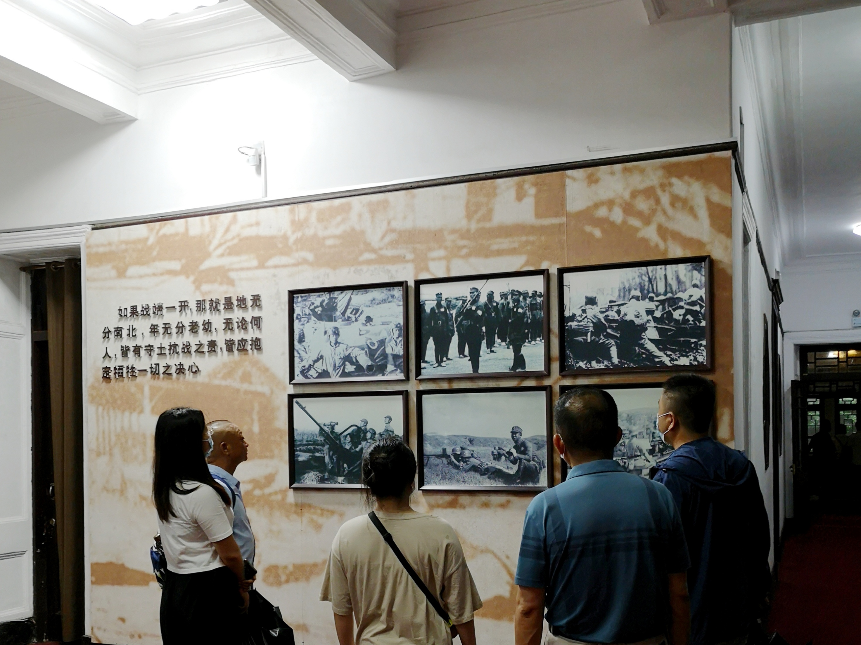 党员在参观中1.jpg
